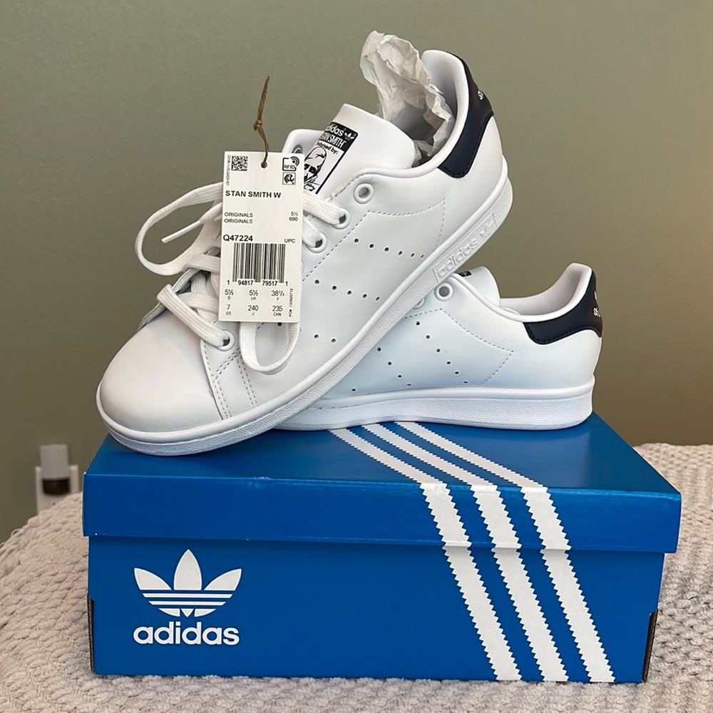 NEW NEVER WORN TAGS STILL ON! Women’s white Stan Smith Adidas shoe
